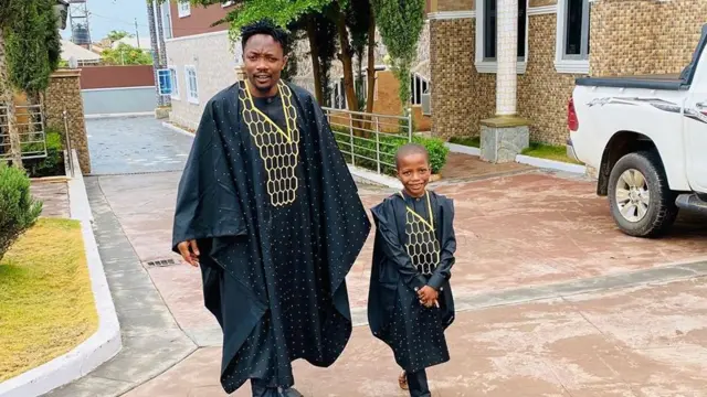 Fitaccen dan kwallon kafa Ahmed Musa da dansa