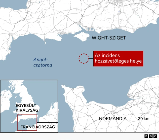 A középső Angol‑csatorna térképe, amelyen látható Anglia déli partvidéke és Franciaország északi partja. A Wight‑sziget fel van tüntetve Anglia déli partjainál, míg Normandia a francia partvonal mentén szerepel. A két part közötti tengeren egy szaggatott piros kör jelöli az „incidens hozzávetőleges helyét”, amelyet egy piros keret és nyíl is kiemel. A bal alsó sarokban egy beillesztett térkép mutatja az Egyesült Királyság és Észak‑Franciaország tágabb régióját a kiemelt területtel. Egy méretarány jelzi a 20 km-t, és a jobb alsó sarokban egy BBC logó található.
