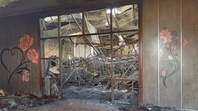 Penggunaan bahan bangunan yang mudah terbakar di aula, diduga membuat api cepat menyebar