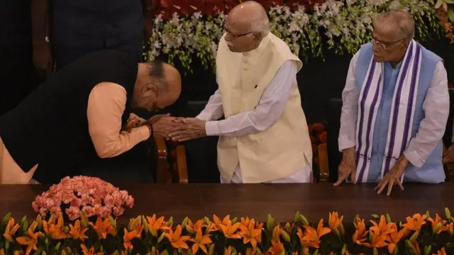 நரேந்திர மோதி: தேநீர் கடை முதல் நாடாளுமன்றம் வரை - வாழ்க்கைப் பயணம் முழு தொகுப்பு