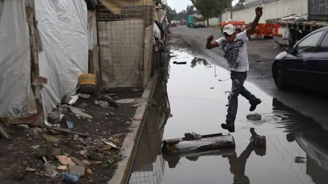 Hombre saltando un charco.