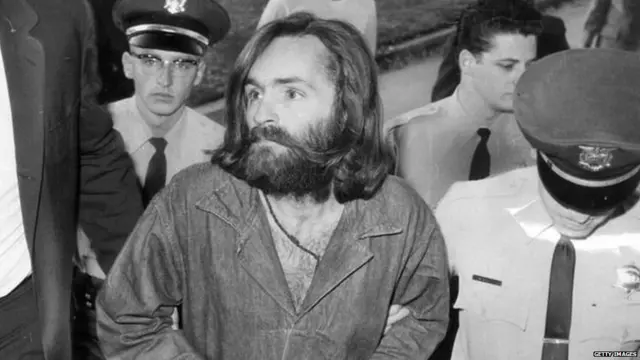 चार्ल्स मैनसन ने 1969 में शैरोन टेट और उनकी पत्नी रोमन पोलंसकी की हत्या की थी