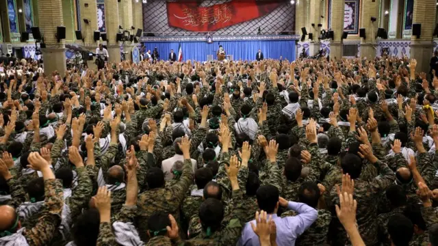 آیت الله خامنه ای و نیروهای بسیج