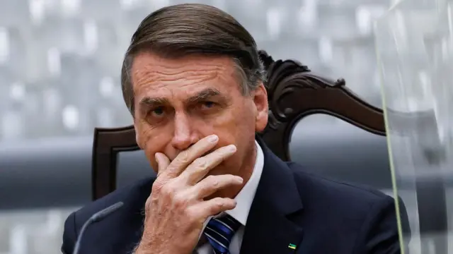 Bolsonaro sentadobetfair apostas desportivassala do Superior Tribunalbetfair apostas desportivasJustiça, com mão na boca e expressão fechada