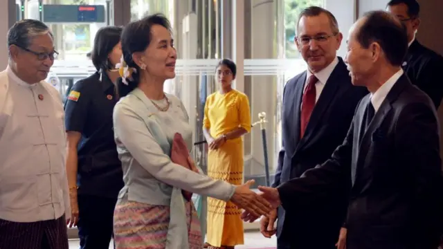 ရင်းနှီးမြှုပ်နှံမှုမြှင့်တင်ရေး ဂျပန်-မြန်မာ-အမေရိကန် ဖိုရမ်မှာ တွေ့ရတဲ့ ဒေါ်အောင်ဆန်းစုကြည်နဲ့ ဂျပန်သံအမတ်ဟောင်း အိချီရို မာရုယာမ တို့ လက်ဆွဲနှုတ်ဆက်နေတဲ့မြင်ကွင်း (ပုံဟောင်း)