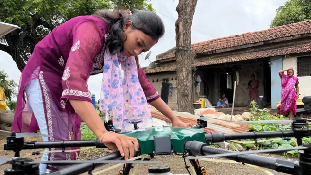 ड्रोन सेट करताना सुप्रिया नवले.