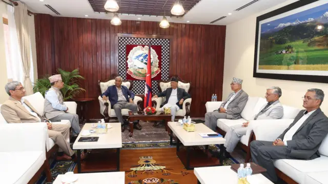 प्रधानमन्त्री तथा नेकपा एमालेका अध्यक्ष केपी शर्मा ओली र नेपाली कांग्रेसका सभापति शेरबहादुर देउवासहित गठबन्धनका नेताहरूको बैठक