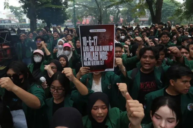 Demonstrasi #menujuindonesiagagal yang digelar BEM USU di depan gedung DPRD Sumatera Utara, Kota Medan, Senin (15/06).