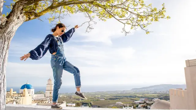 Une fille se balançant sur un mur