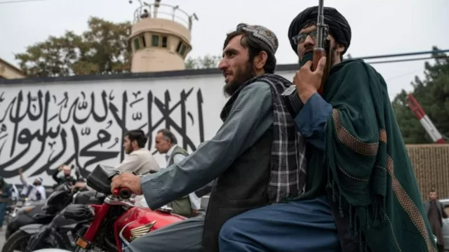 Кабулдун көчөлөрүн кайтарган талибдер