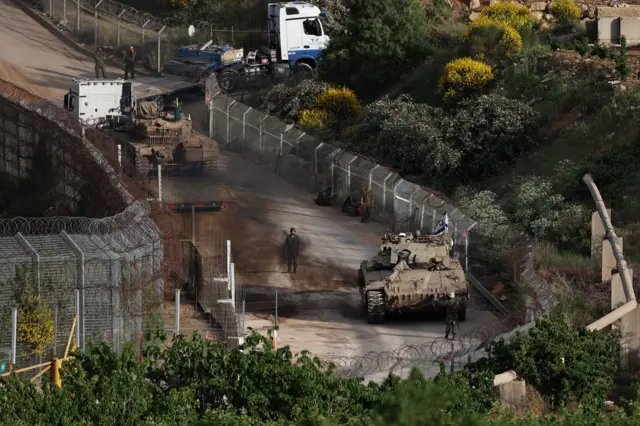 suriye'de işgal ettikleri bölgede bulunan israil tankları