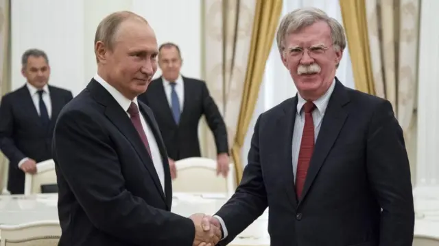 Bolton u Kremlju sa Vladimirom Putinom, predsednikom Rusije, u pozadini je Sergej Lavrov, jun 2018.