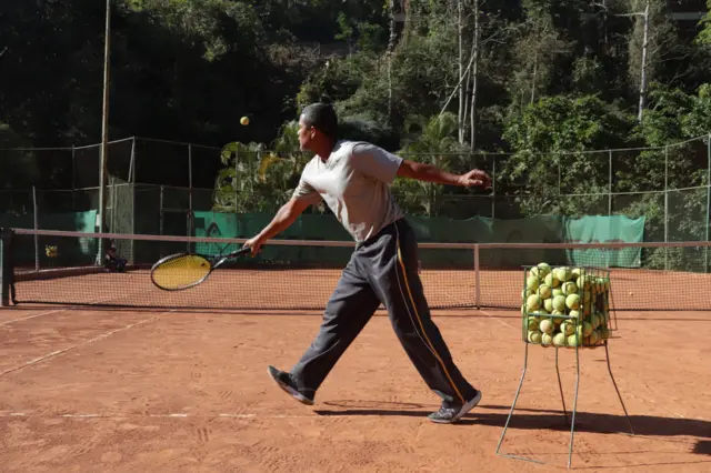 Elkin Caro en una pista de tenis.