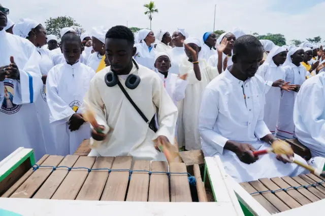 Une marée humaine, des chants liturgiques entonnés à l’unisson et des fidèles en liesse : la visite du Pape Léon XIV au Cameroun a suscité une mobilisation exceptionnelle. 