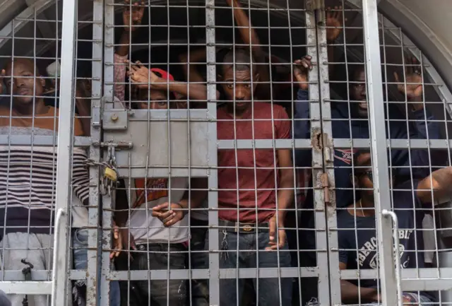 Migrantes haitianos encerrados en un camión perteneciente al servicio de control de inmigración de República Dominicana, sinedo transportados a Belladere, Haití, el 19 de diciembre de 2022.