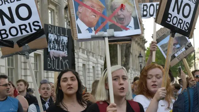Jóvenes protestan contra Boris Johnson
