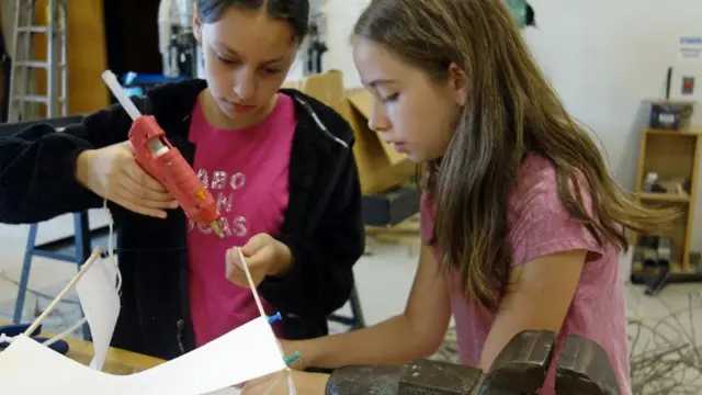 anak-anak belajar di kelas