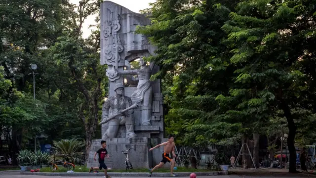 Tượng đài ở vườn hoa Hàng Đậu, Hà Nội