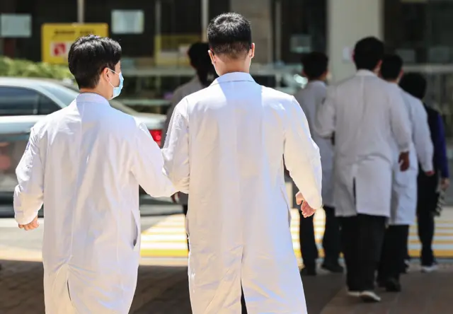 서울 시내 한 대학병원에서 의료진이 발걸음을 옮기고 있다.