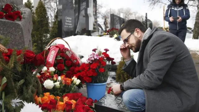 Илья Яшин у могилы Бориса Немцова на Троекуровском кладбище