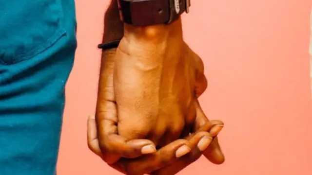 Pipo dey hold each oda