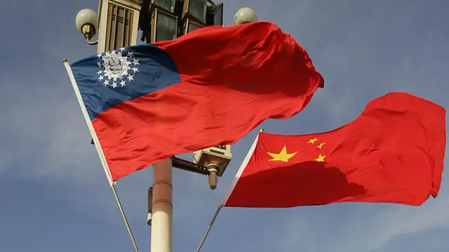 মিয়ানমার এবং চীনের পতাকা।