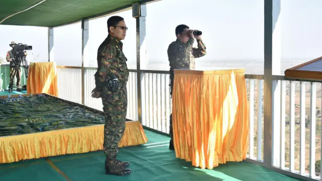 ၂၀၁၉ က မိတ္ထီလာတပ်နယ်(မုန်တိုင်)မှာလုပ်တဲ့ (ကြည်း) (လေ)၊ အမြောက်နဲ့သံချပ်ကာ ပူးပေါင်းစစ်ဆင်ရေးလေ့ကျင့်ခန်း (လေ့ကျင့်ခန်း - ဘုရင့်နောင်) ဗိုလ်ချုပ်မှူးကြီး မင်းအောင်လှိုင်နဲ့ ဒုတိယဗိုလ်ချုပ်မှူးကြီး စိုးဝင်း