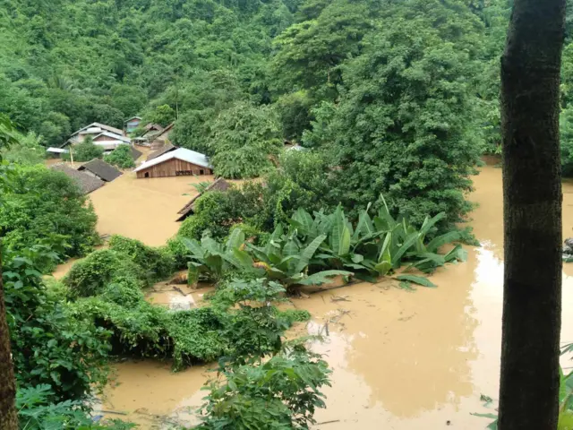 သံလွင် မြစ်ရေကြီးလို့ အိထုထာ ဒုက္ခသည်စခန်း ရေကြီးနေတဲ့အခြေ 