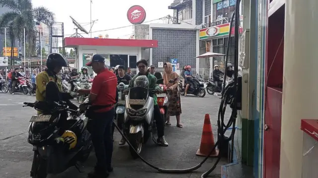 Pelanggan mengantre BBM.