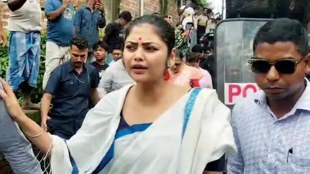 बारुईपुर में लड़की के परिवार वालों से मिलने टीएमसी की बाग़ी नेता सयानी घोष पहुंचीं