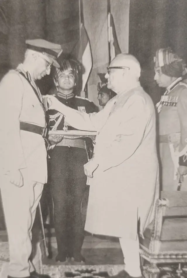 रूस्तम जी की पद्म भूषण से सम्मानित करते हुए राष्ट्रपति वीवी गिरी