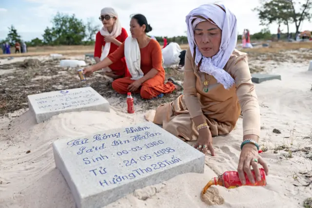 Người Chăm ở Ninh Thuận viếng mộ vào đầu năm 2025 Người Chăm ở Ninh Thuận viếng mộ vào đầu năm 2025