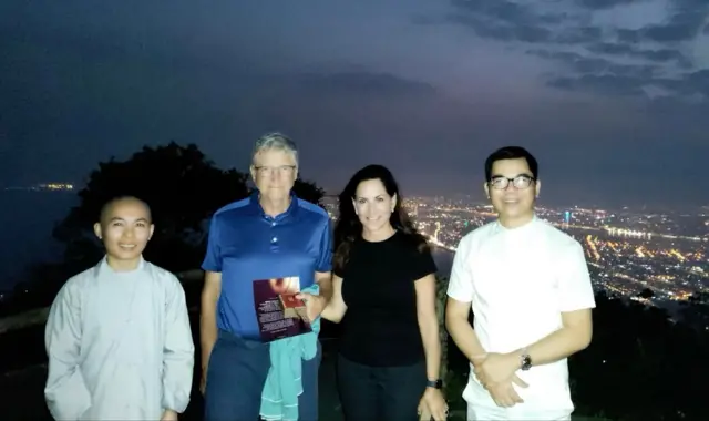 Tỷ phú Bill Gates và bạn gái chụp ảnh cùng nghệ nhân Hoàng Anh Sướng (phải) ở buổi thiền trà trên đỉnh Bàn Cờ ngày 6/3