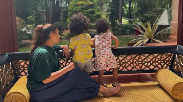 अपने बच्चों के साथ नयनतारा