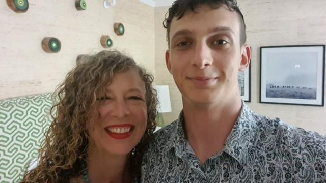 Freed sorrindo ao lado do filho delacasino online sin depositoum ambiente com quadros ao fundo