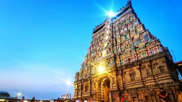 சிதம்பரம் நடராஜர் கோவில்: கனக சபை என்றால் என்ன? தீட்சிதர்கள் பதாகையை வைத்தது ஏன்? - முழு விவரம்