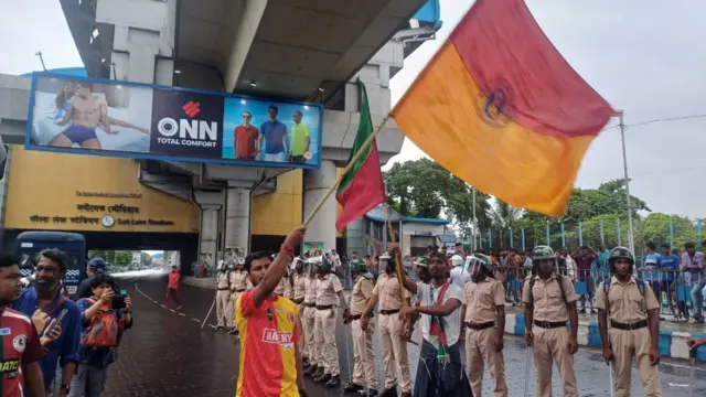 কলকাতা ফুটবলের দুই চির প্রতিদ্বন্দ্বী দলের সমর্থকরা রবিবার একসঙ্গে আরজি করের ঘটনা নিয়ে প্রতিবাদে নামেন