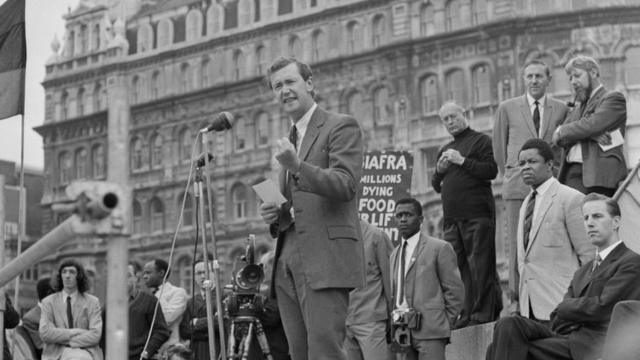 Michael Barnes, homme politique du Parti travailliste britannique, s'exprimant lors d'un rassemblement organisé par le "Comité du Biafra", Londres, Royaume-Uni, 7 juillet 1968.