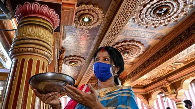 श्रीलङ्काको कोलम्बोस्थित हिन्दु मन्दिरमा पूजा गर्दै एक भक्तजन