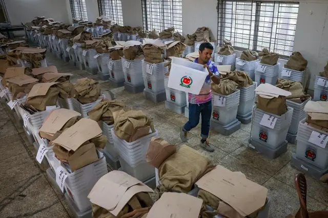 ব্যালট বক্সসহ ভোটের সরঞ্জাম