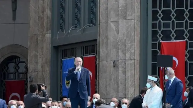 رجب طيب أردوغان ملقيا كلمة بعد صلاة الجمعة خلال افتتاح المسجد في ساحة تقسيم الشهيرة بإسطنبول، في 28 مايو/أيار 2021