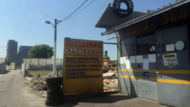 Automehaničarska radnja na uglu Travničke i ulice Branka Krsmanovića