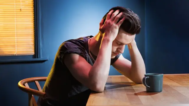 Chico con dolor de cabeza