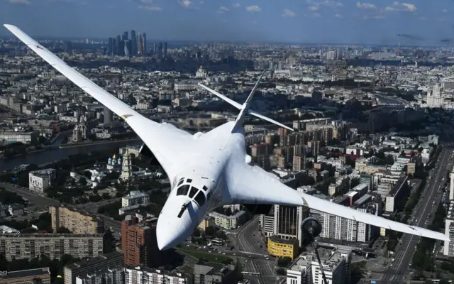 Un Tu-160 volando sobre Moscú