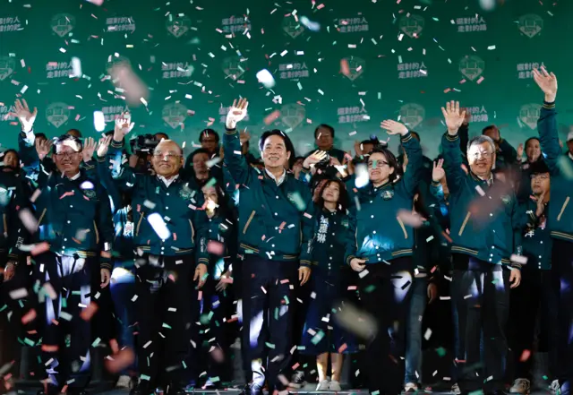 صورة للرئيس المنتخب خلال احتفاله بفوزه في الانتخابات