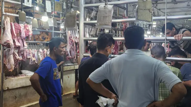 ৫৯৫ টাকায় মাংস বিক্রি করছেন বাংলাদেশ মাংস ব্যবসায়ী সমিতিভুক্ত কিছু ব্যবসায়ী