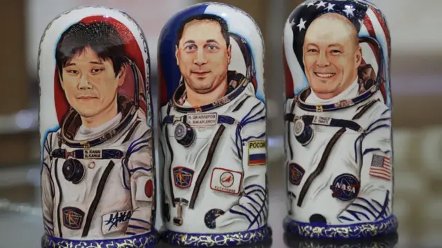 космонавты в виде матрешек