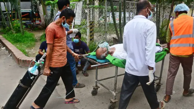 করোনাভাইরাস রোগীদের চাপ বাড়ছে হাসপাতালে।