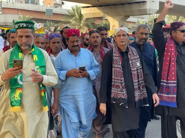 वापसी के बाद पाकिस्तान की सुर्खियों में नवाज़ शरीफ़