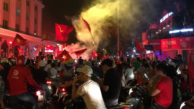 Người dân xuống đường ăn mừng tại Hà Nội